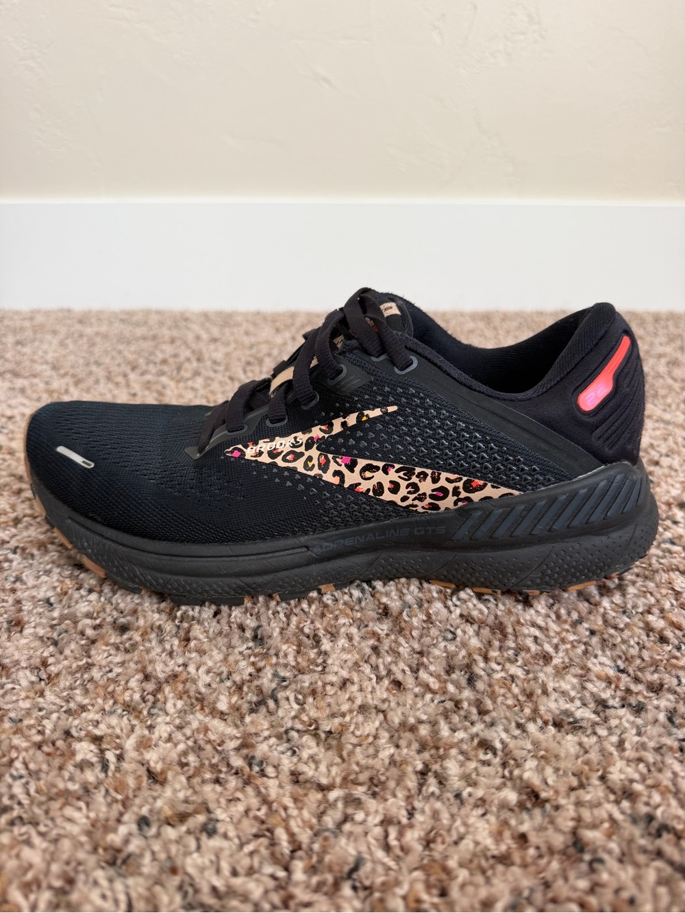 Brooks Women’s Adrenaline GTS 22 Black Leopard Shoes, size 8.5